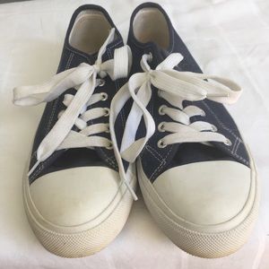 AVIV Tennis shoes. Looks similar to vans. Blue 9